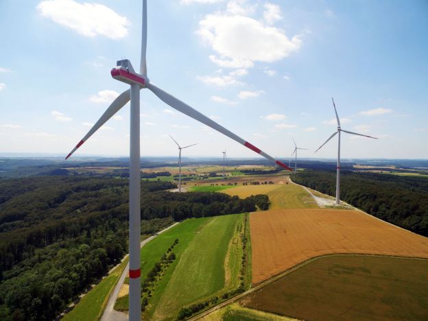 Drohnenaufnahme eines Windparks