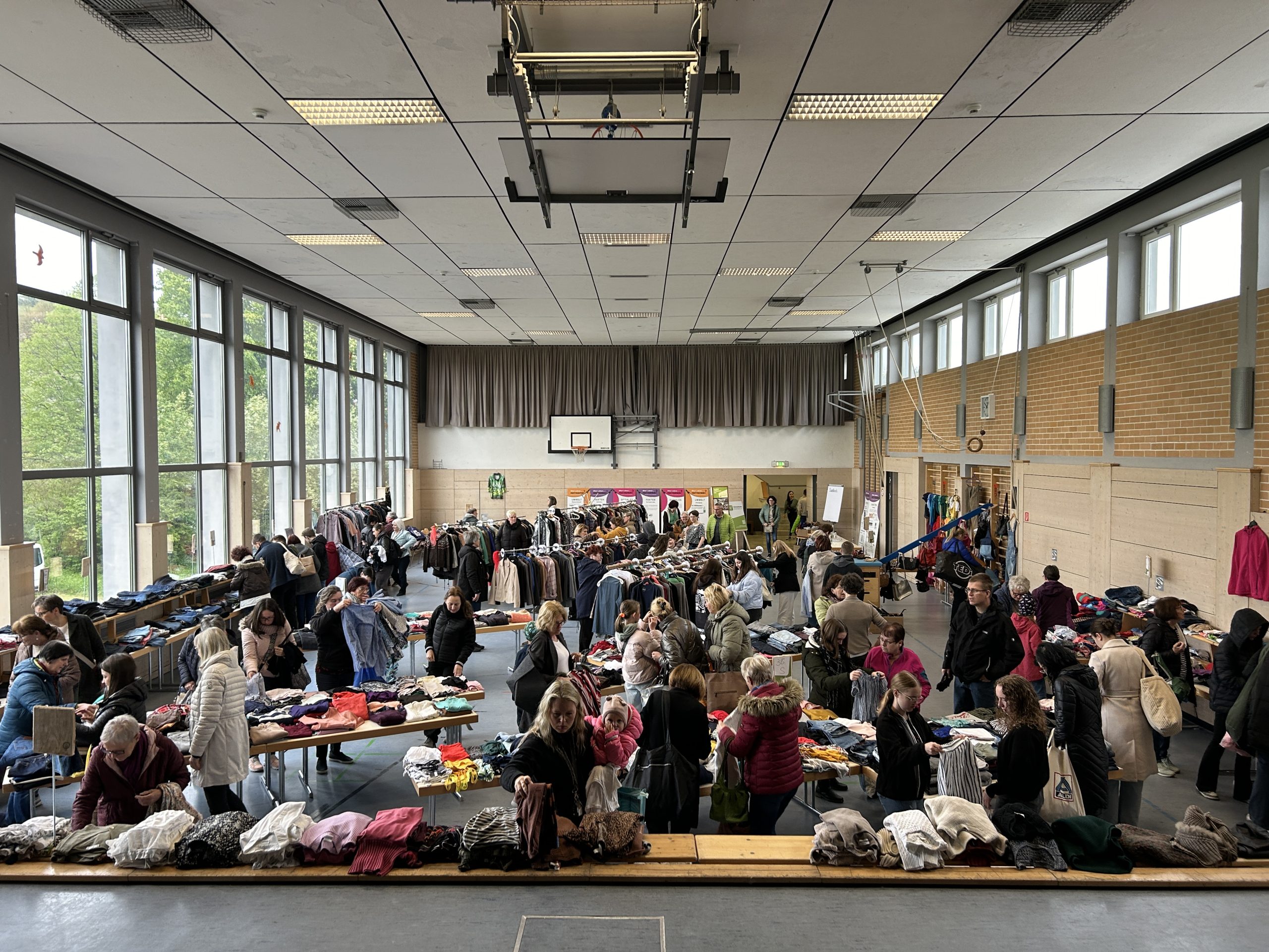 Wildes Treiben beim Kleidertausch in der Jagsttalhalle