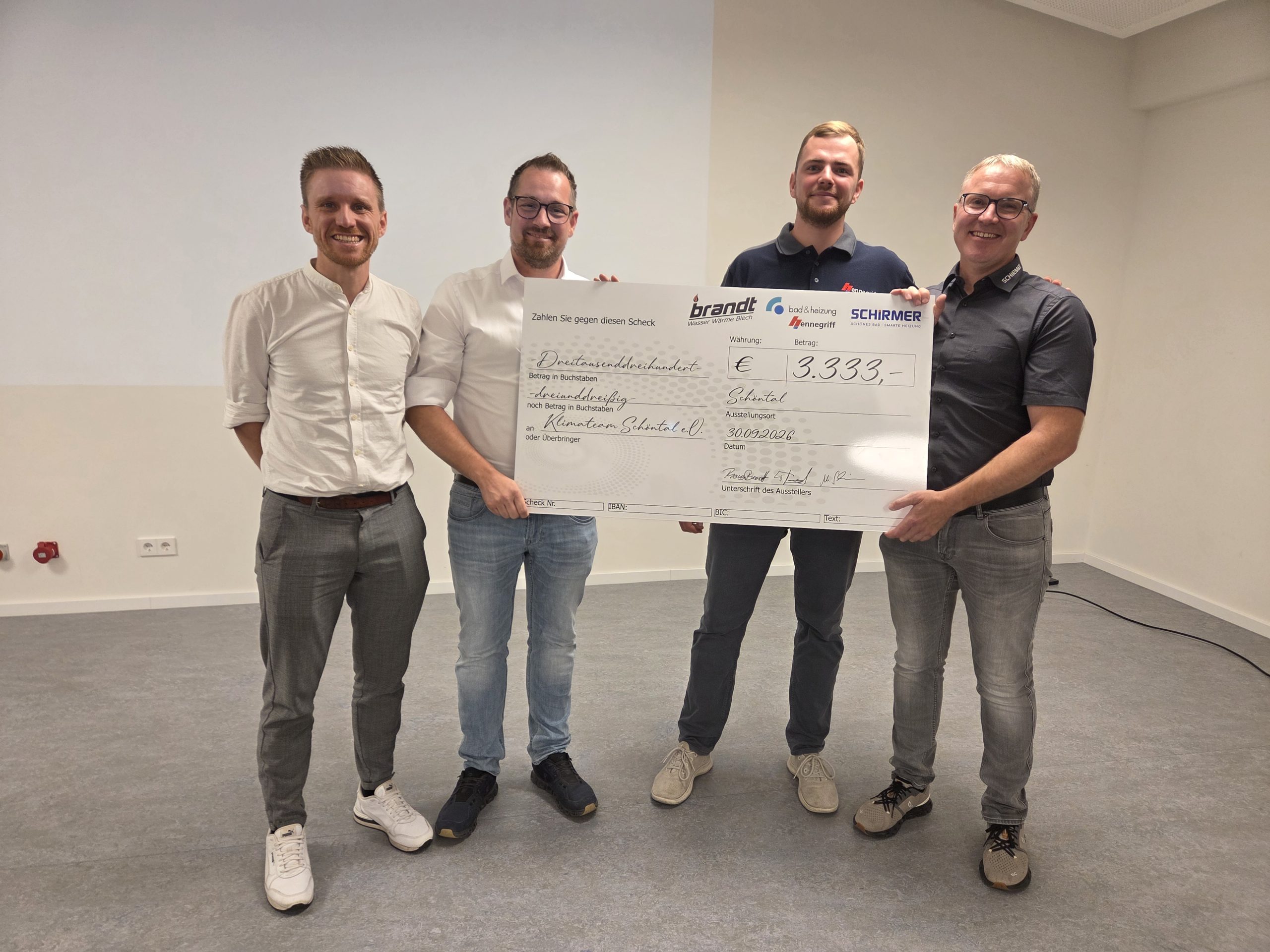 Bei der Scheckübergabe an das Klimateam: Von Links: Fabi Fluhrer (Klimateam), Thomas Brandt, Felix Hennegriff, Matthias Schirmer Foto: Klimateam Schöntal e.V.